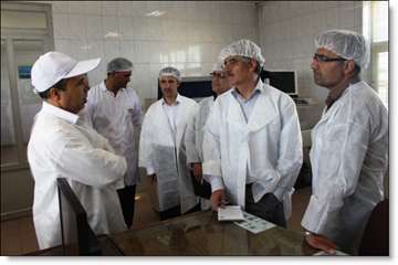 بازدید معاون و کارشناسان اداره نظارت بر بهداشت عمومی و مواد غذایی سازمان دامپزشکی کشور  از کارخانه پ