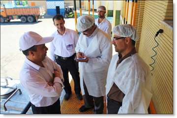 بازدید معاون و کارشناسان اداره نظارت بر بهداشت عمومی و مواد غذایی سازمان دامپزشکی کشور  از کارخانه پ