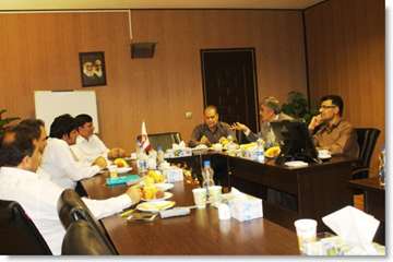 بازدید معاون و کارشناسان اداره نظارت بر بهداشت عمومی و مواد غذایی سازمان دامپزشکی کشور  از کارخانه پ