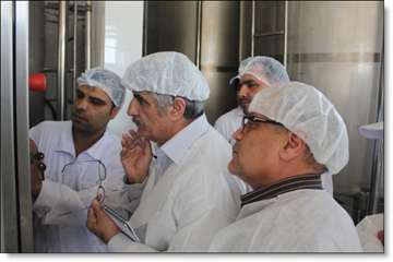 بازدید معاون و کارشناسان اداره نظارت بر بهداشت عمومی و مواد غذایی سازمان دامپزشکی کشور  از کارخانه پ