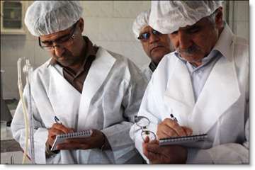 بازدید معاون و کارشناسان اداره نظارت بر بهداشت عمومی و مواد غذایی سازمان دامپزشکی کشور  از کارخانه پ