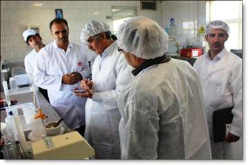 بازدید معاون و کارشناسان اداره نظارت بر بهداشت عمومی و مواد غذایی سازمان دامپزشکی کشور  از کارخانه پ