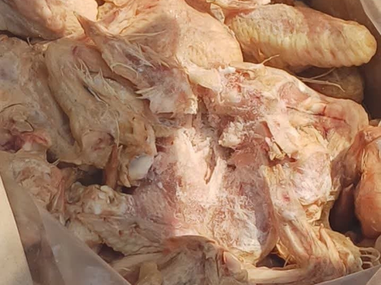 خروج محموله ده هزار کیلوگرمی کتف و بال مرغ منجمد از چرخه مصرف انسانی در شهرستان کاشان