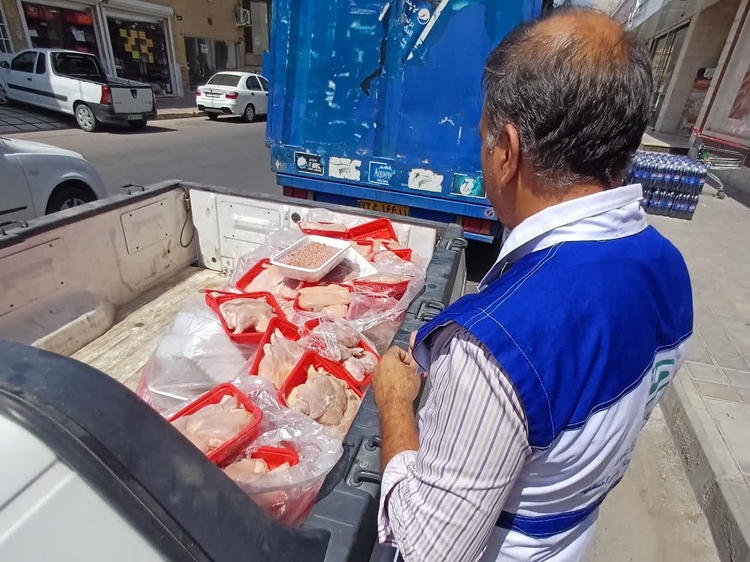 کشف و معدوم سازی ۱۴۰ بسته گوشت قرمز و سفید غیر قابل مصرف در شهرستان کاشان