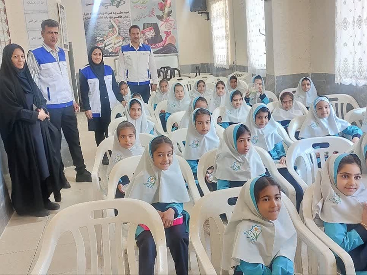 حضور سرپرست و کارشناسان شبکه دامپزشکی شهرستان برخوار در یکی از مدارس این شهر 