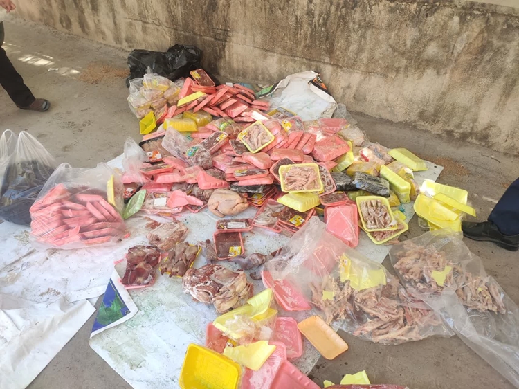 خروج 300 کیلو گرم مرغ و آلایش های خوراکی مرغ غیرقابل مصرف انسانی در شهرستان شهرضا 