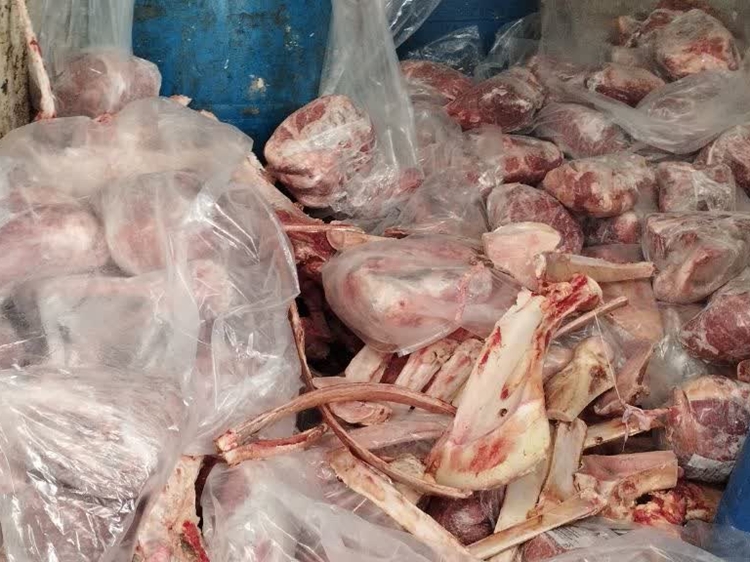 کشف و معدوم سازی بیش از ۵۰۰ کیلوگرم گوشت شتر تاریخ مصرف گذشته در شهرستان خمینی شهر